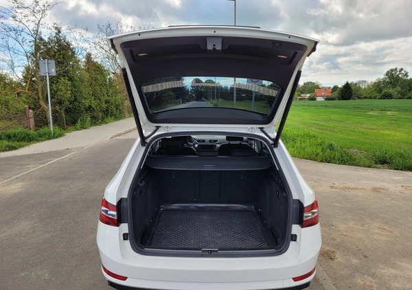 Skoda Superb cena 64900 przebieg: 211880, rok produkcji 2018 z Szczecin małe 301
